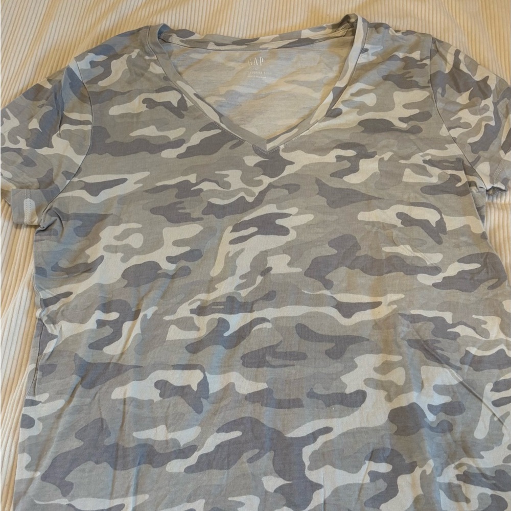 GAP Gray Camouflage V-Neck Short Sleeve Tee
